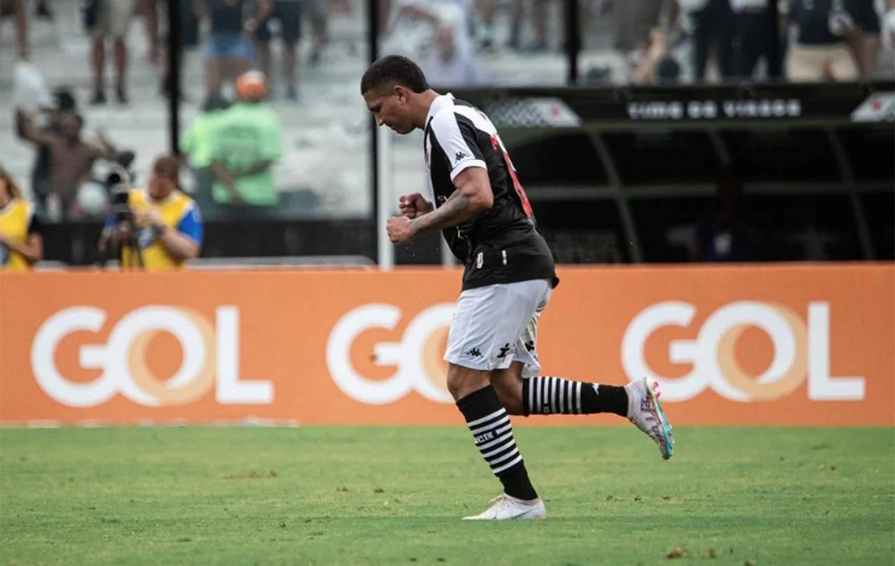 Mateus Carvalho em jogo contra o Grêmio