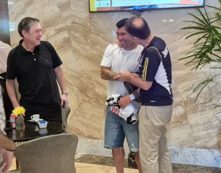 Medel visita delegação do Colo-Colo em hotel no Rio