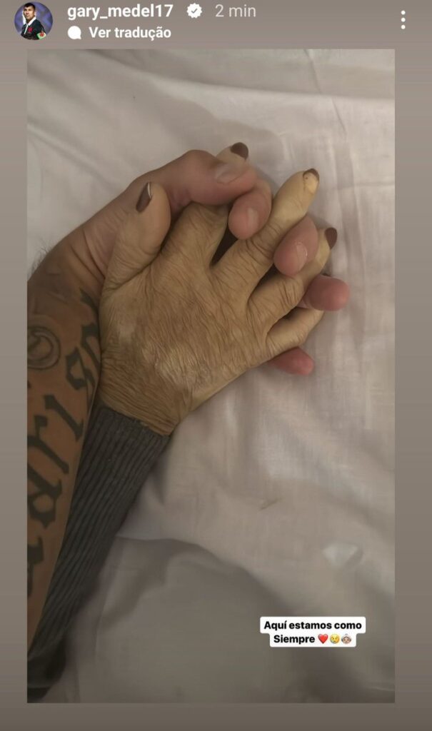 Gary Medel posta foto segurando a mão de sua mãe