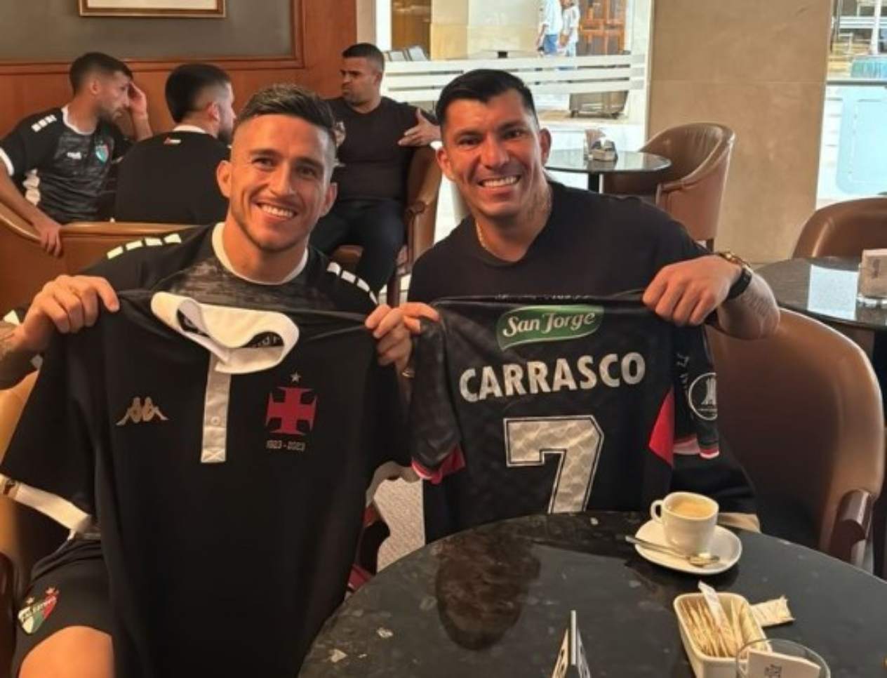 Medel presenteia Carrasco, do Palestino-CHI, com camisa do Vasco