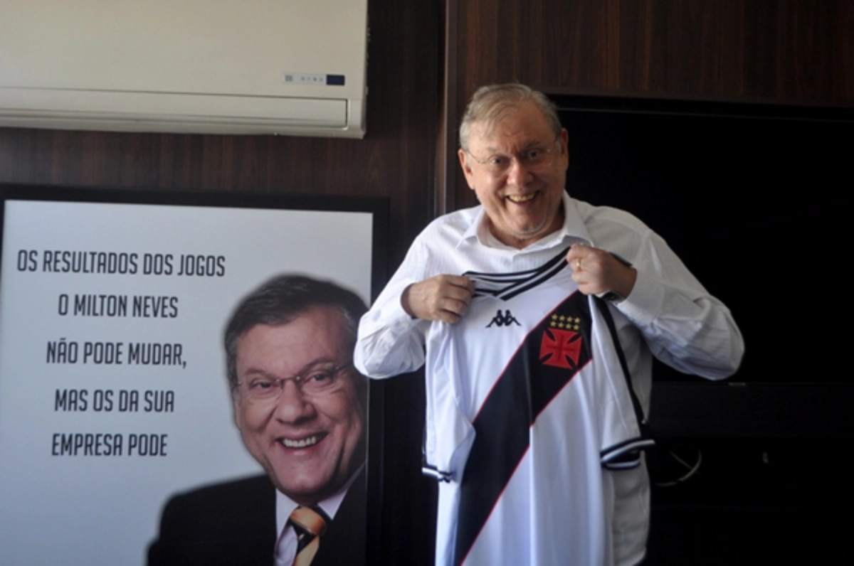 Milton Neves recebe camisa do Vasco