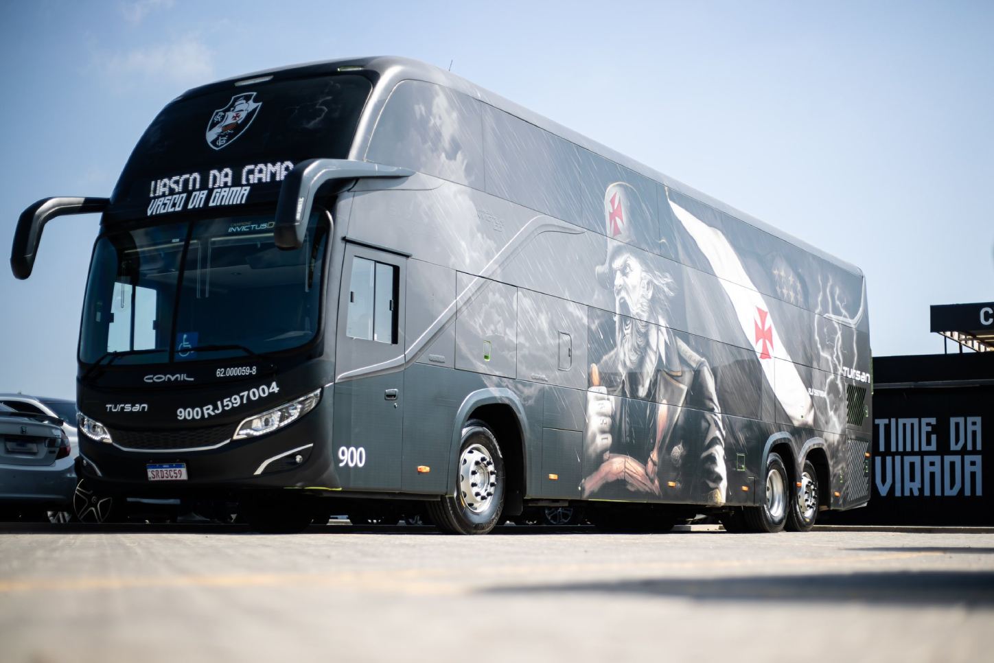 Vasco apresenta novo ônibus para o elenco profissional