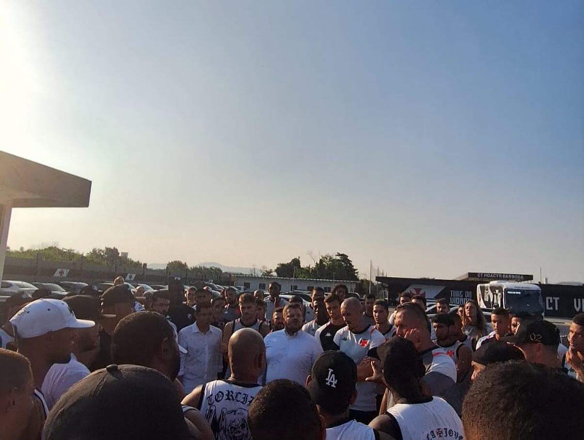 Protesto das torcidas organizadas do Vasco no CT