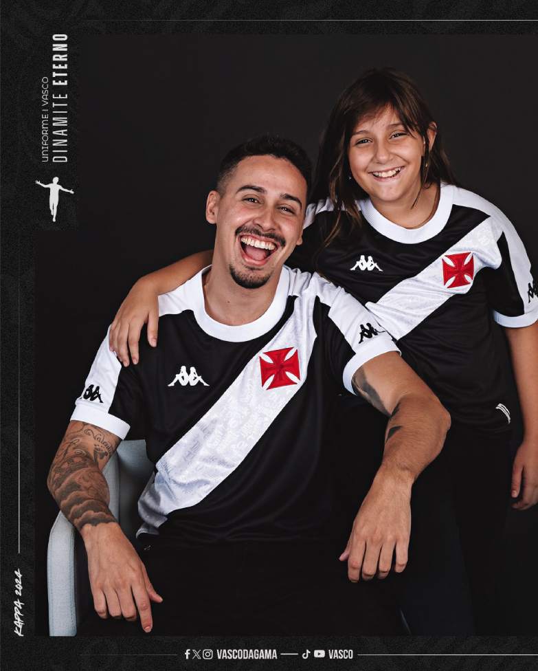 Rodrigo e Valentina, filho e neta de Dinamite com a nova camisa do Vasco