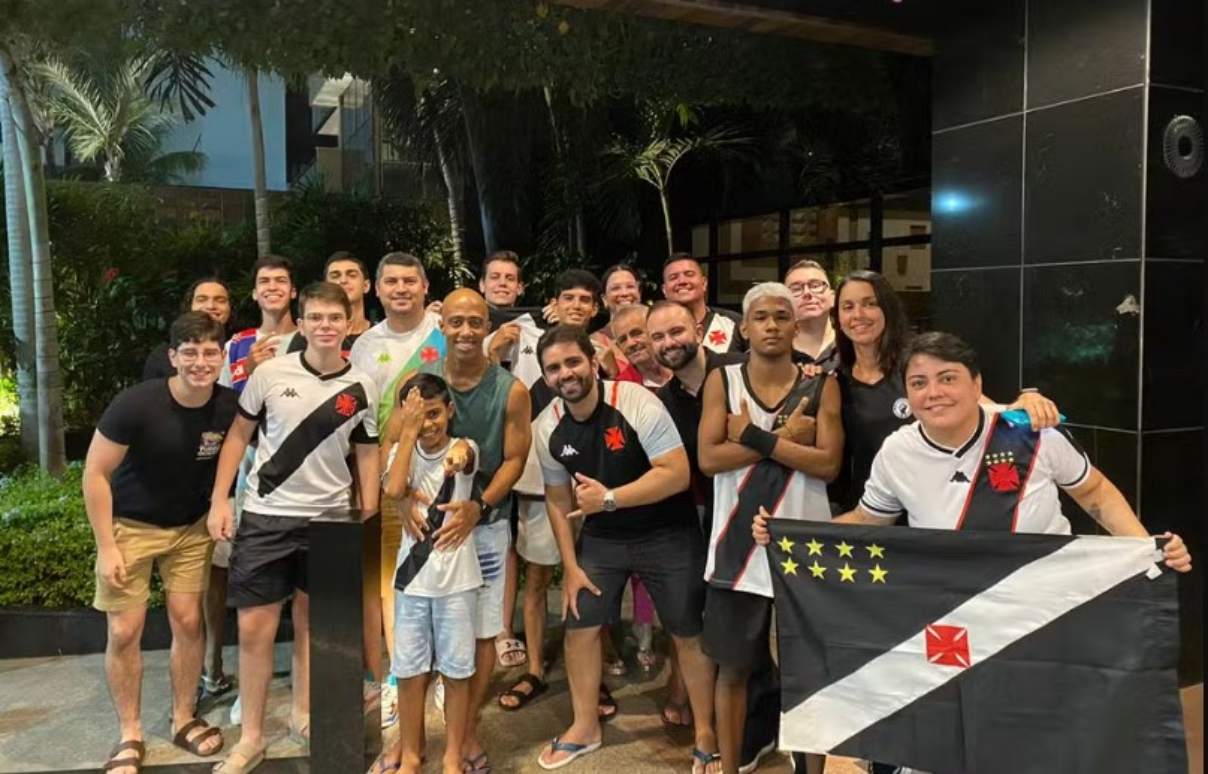 Torcida do Vasco na recepção em Fortaleza