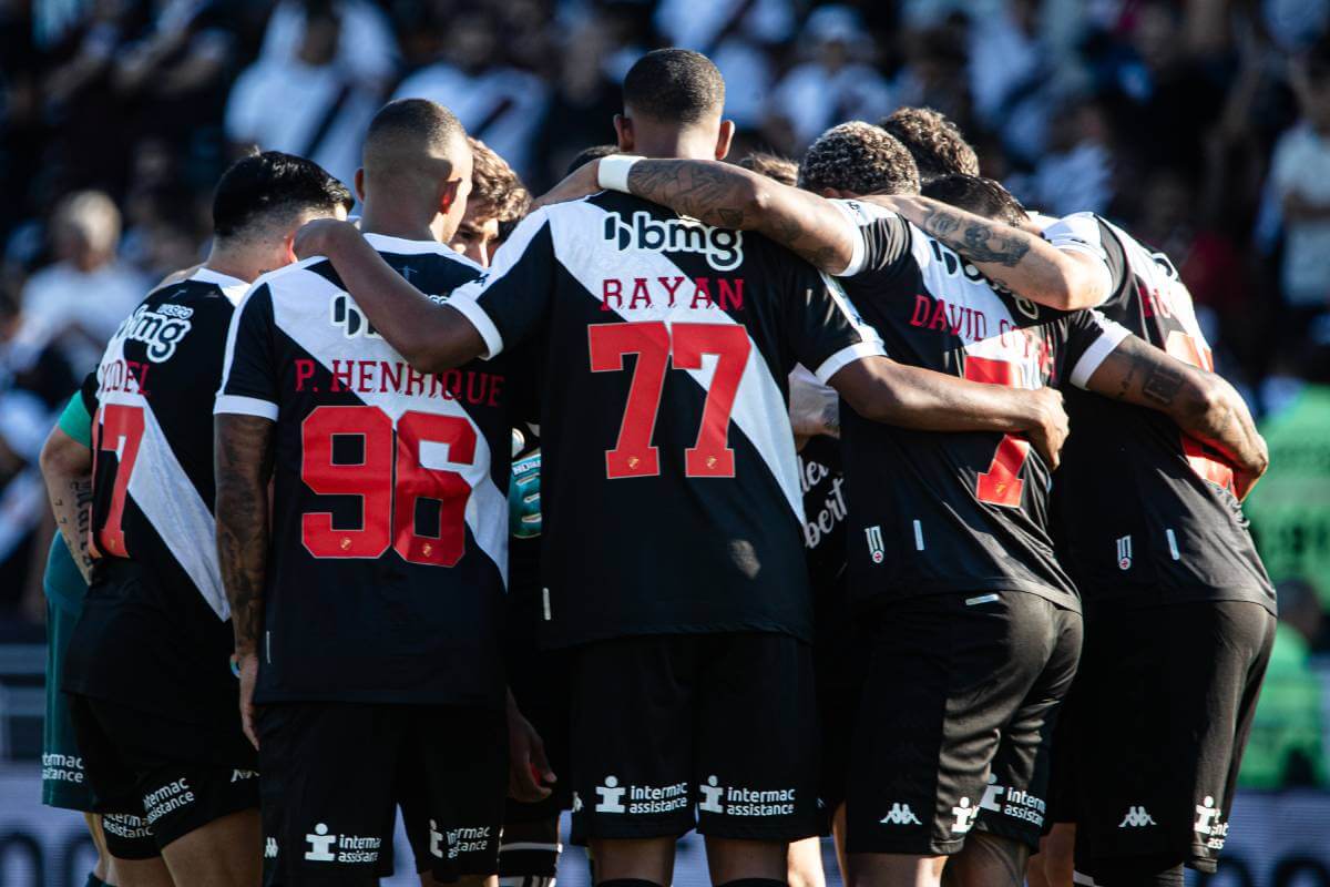 Jogadores do Vasco em jogo contra o Criciúma em SJ