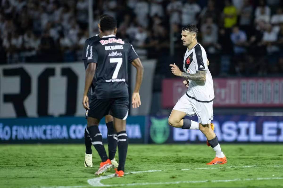 Vegetti em ação pelo Vasco contra o Bragantino