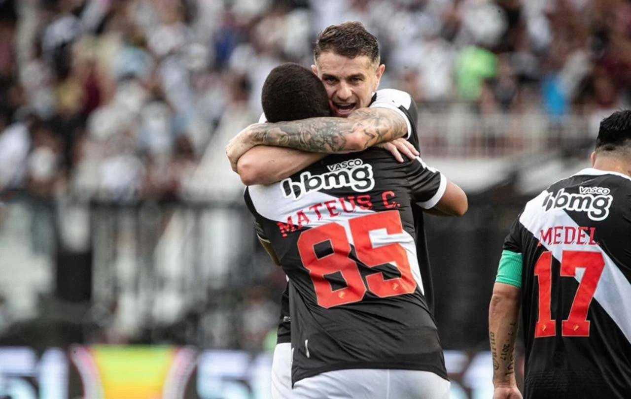 Vegetti e Mateus Carvalho comemorando gol
