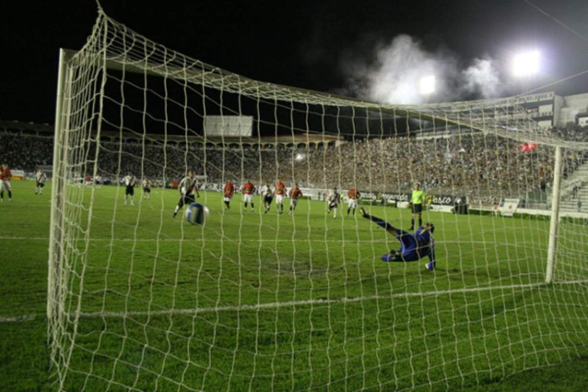 Milésimo gol de Romário completa 17 anos