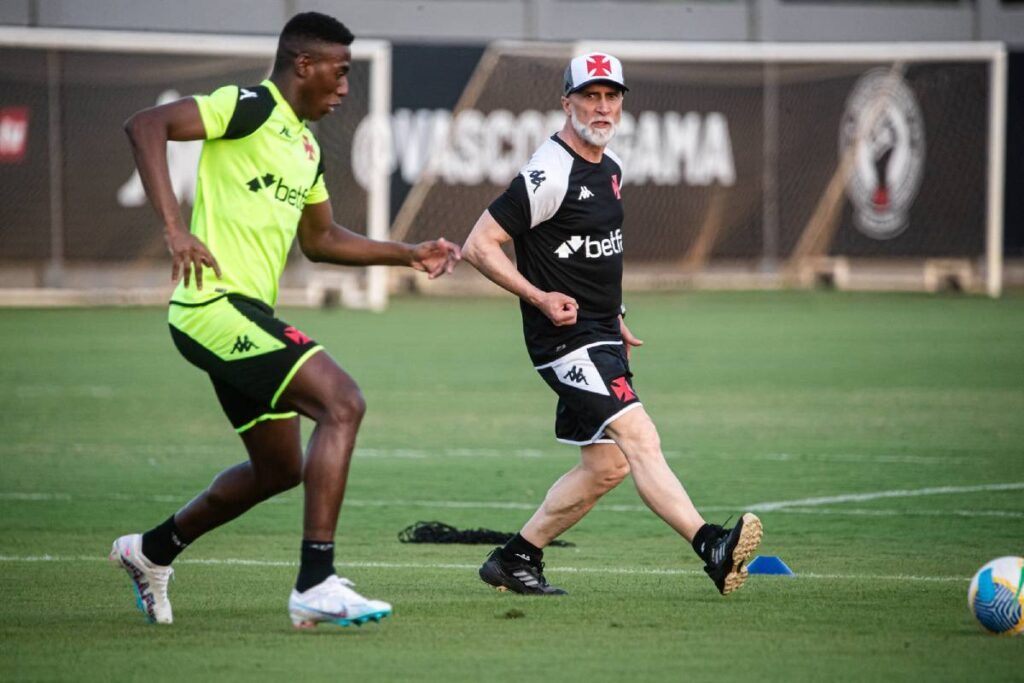 Léo e Álvaro Pacheco em treino do Vasco