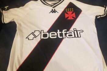 Camisa branca do Vasco com a logomarca da Betfair