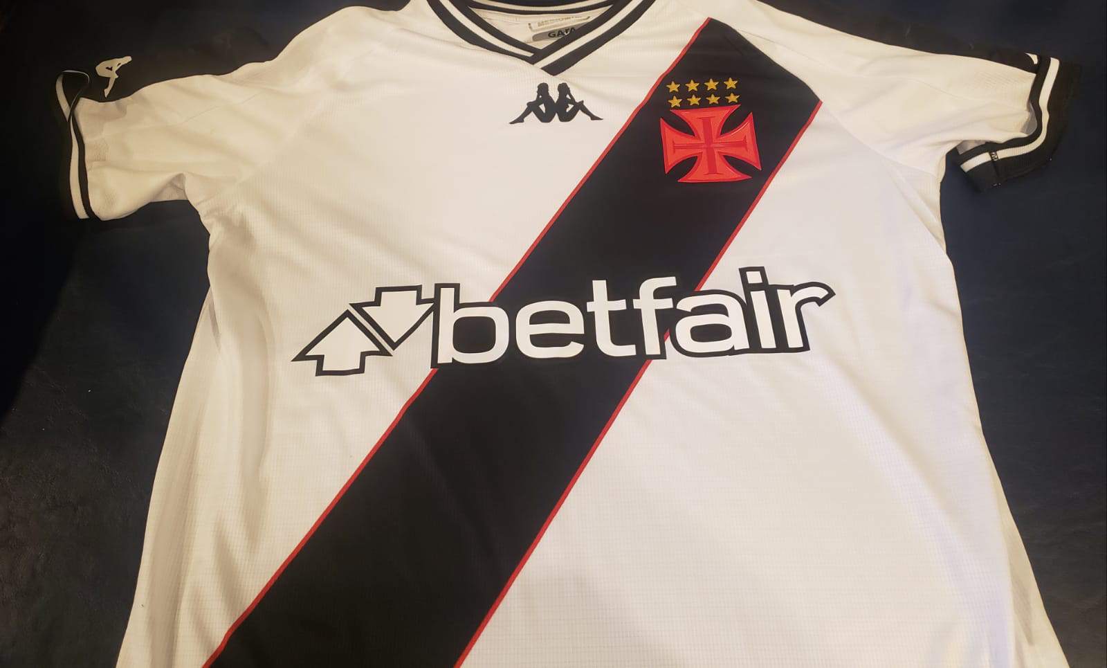 Camisa branca do Vasco com a logomarca da Betfair