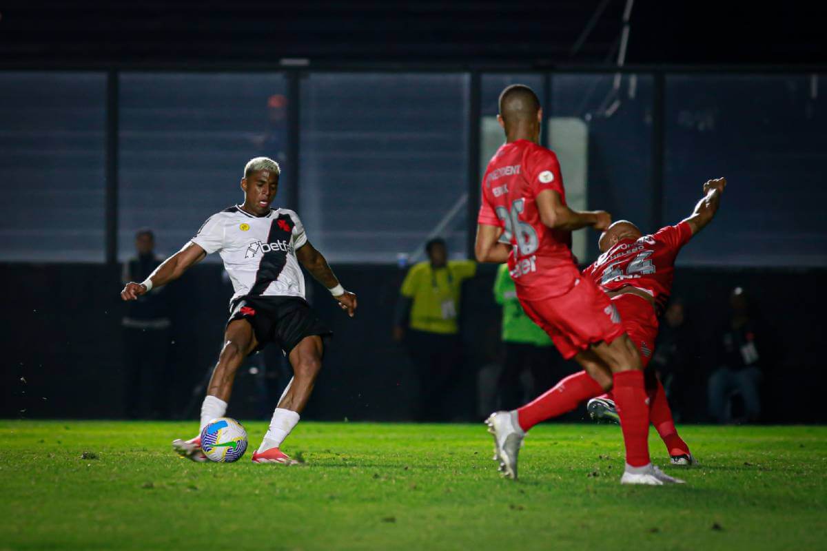 Emerson Rodríguez em jogo contra o Athletico-PR