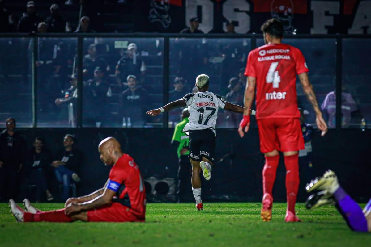 Emerson Rodríguez comemorando gol contra o Athletico-PR