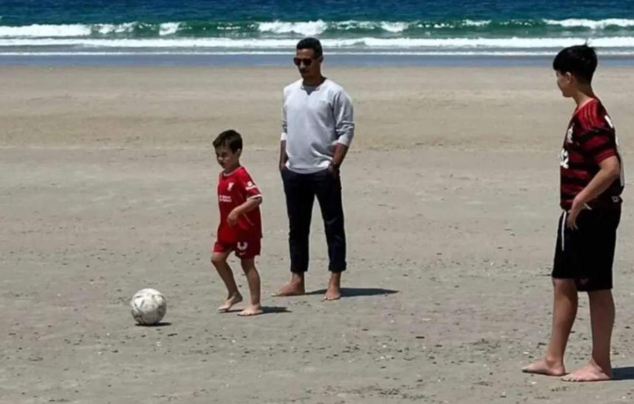 Filho de Thiago Alcântara com camisa do Flamengo