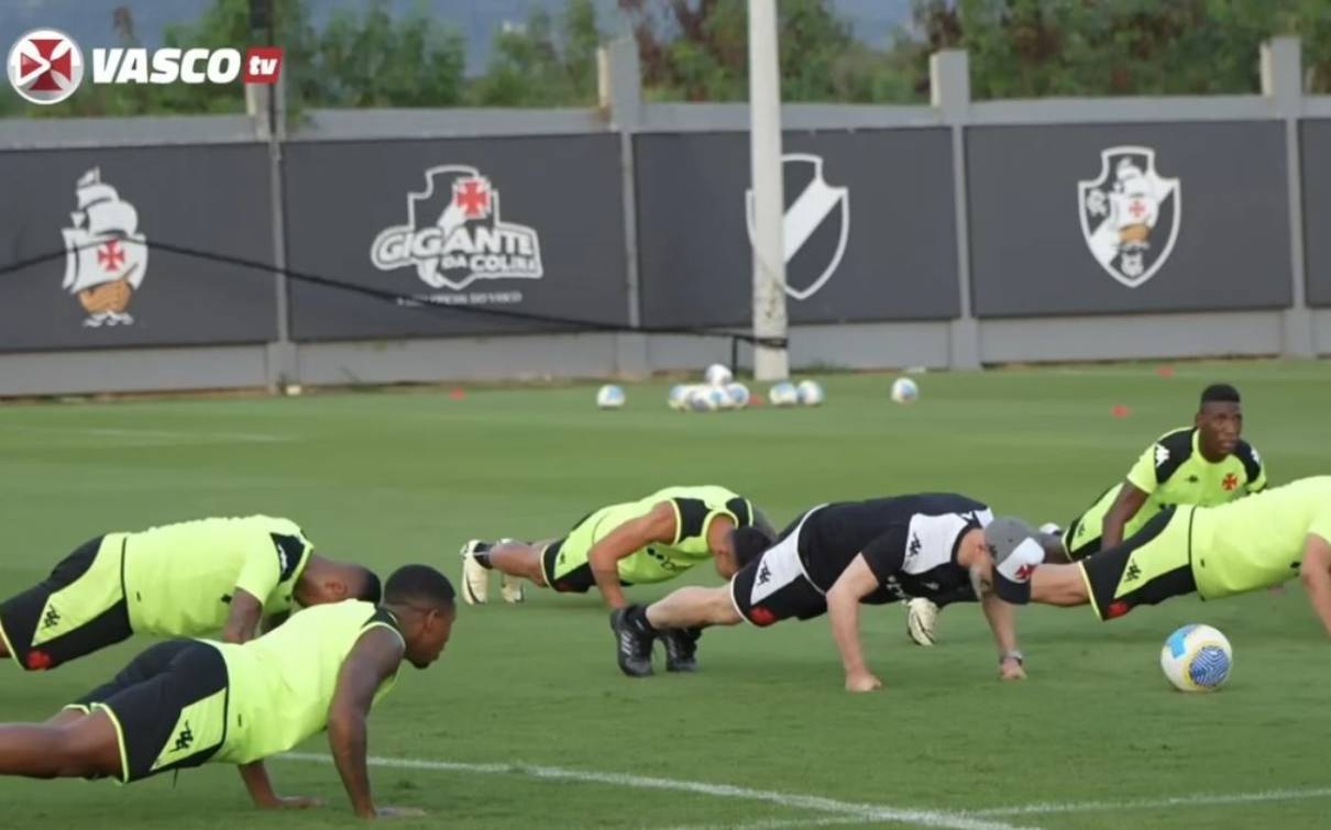 Jogadores fazem flexão em treino do Vasco