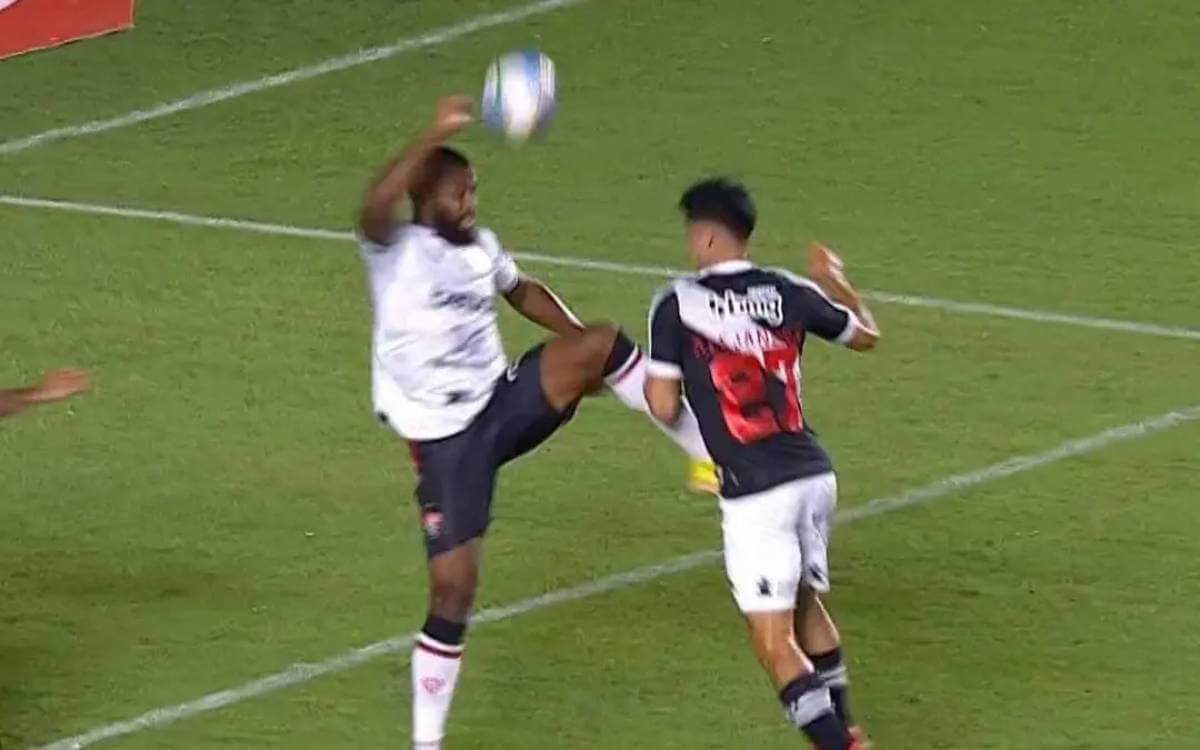 Lance polêmico de pênalti em Vasco x Vitória