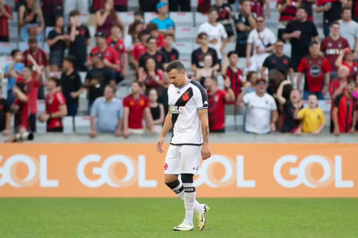 Hugo Moura em ação pelo Vasco contra o Athletico