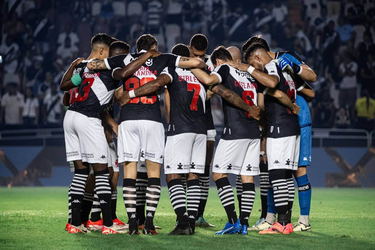 Jogadores do Vasco em jogo contra o Vitória