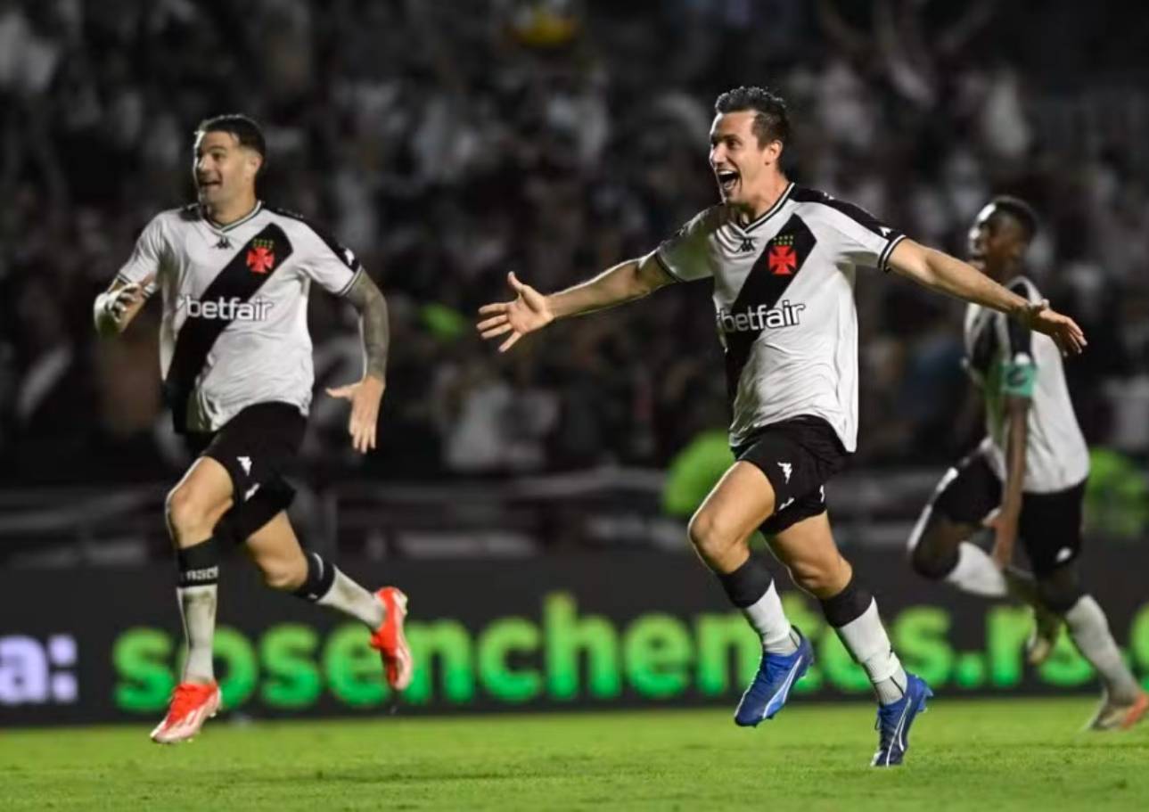 Lucas Piton celebra gol contra o Fortaleza