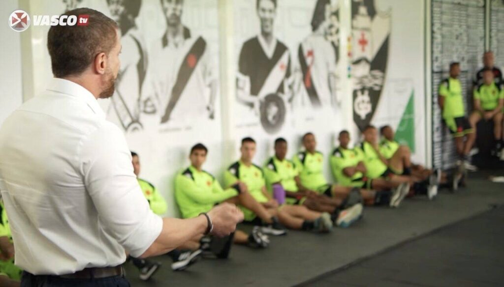 Pedrinho conversa com o elenco do Vasco