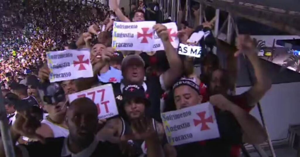 Torcida do Vasco protesta contra 777 em São Januário