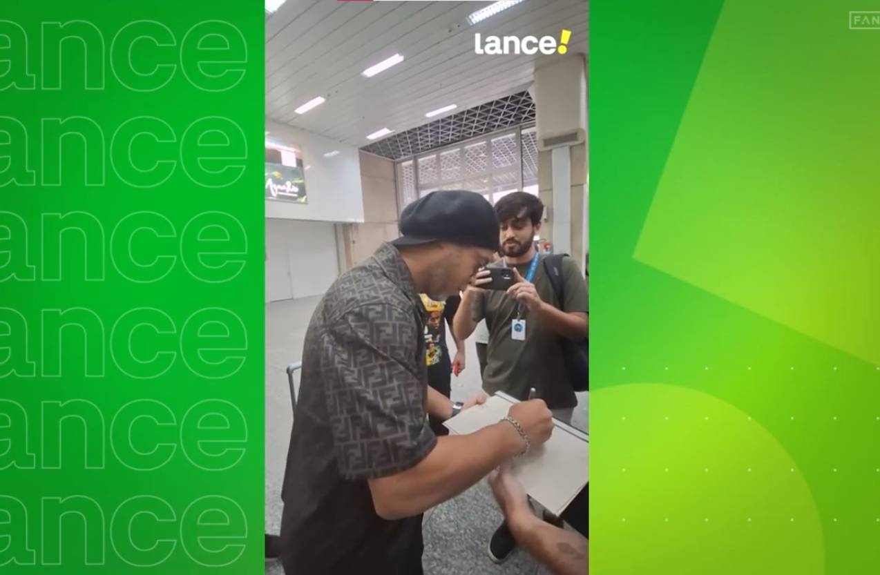 Ronaldinho Gaúcho no aeroporto do Galeão na recepção a Philippe Coutinho