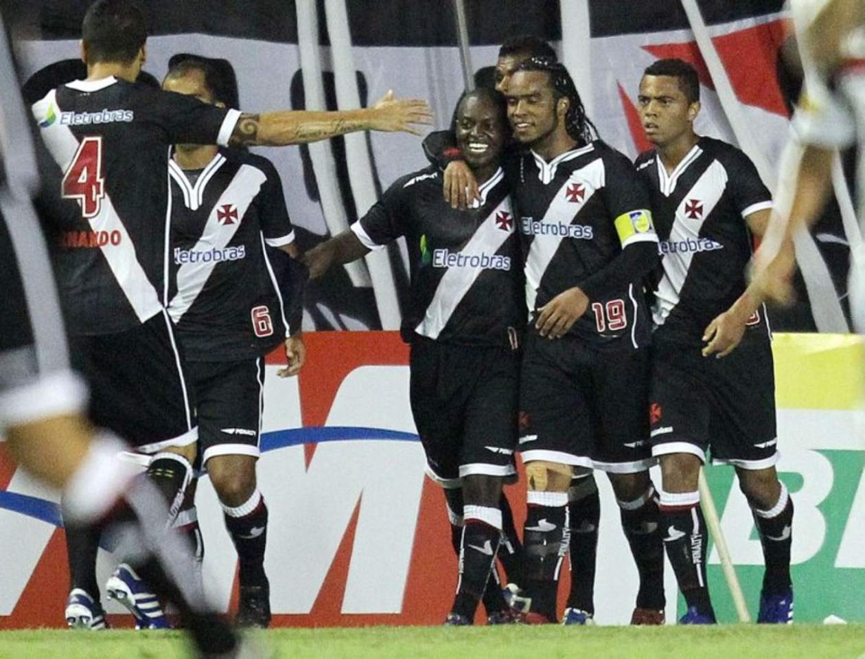 Vasco venceu o Vitória por 1x0 em 2010, com gol de Zé Roberto