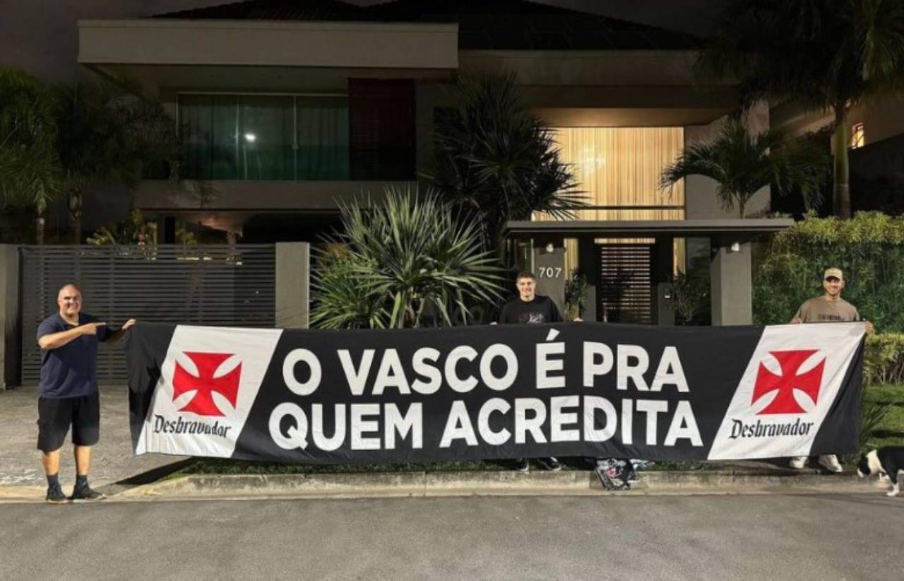 Zé Colmeia, Pablo Vegetti e Souza com faixa sobre o Vasco