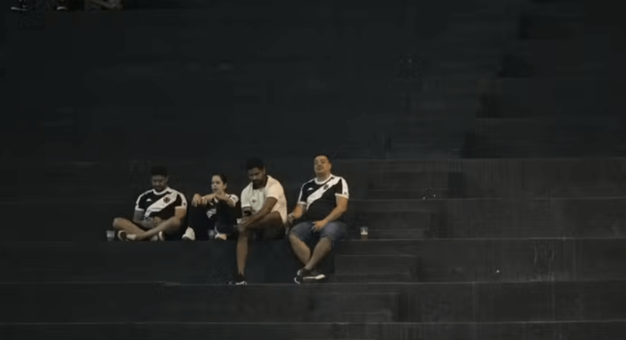 Torcida do Vasco em São Januário contra o São Paulo