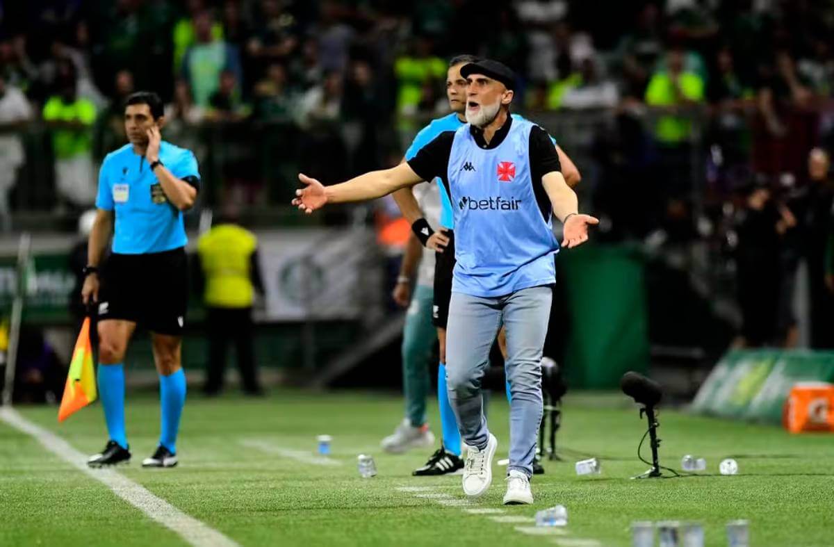 Álvaro Pacheco orientando o time do Vasco