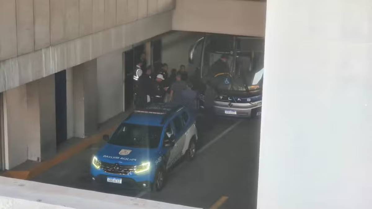 Jogadores do Vasco desembarcando no Rio