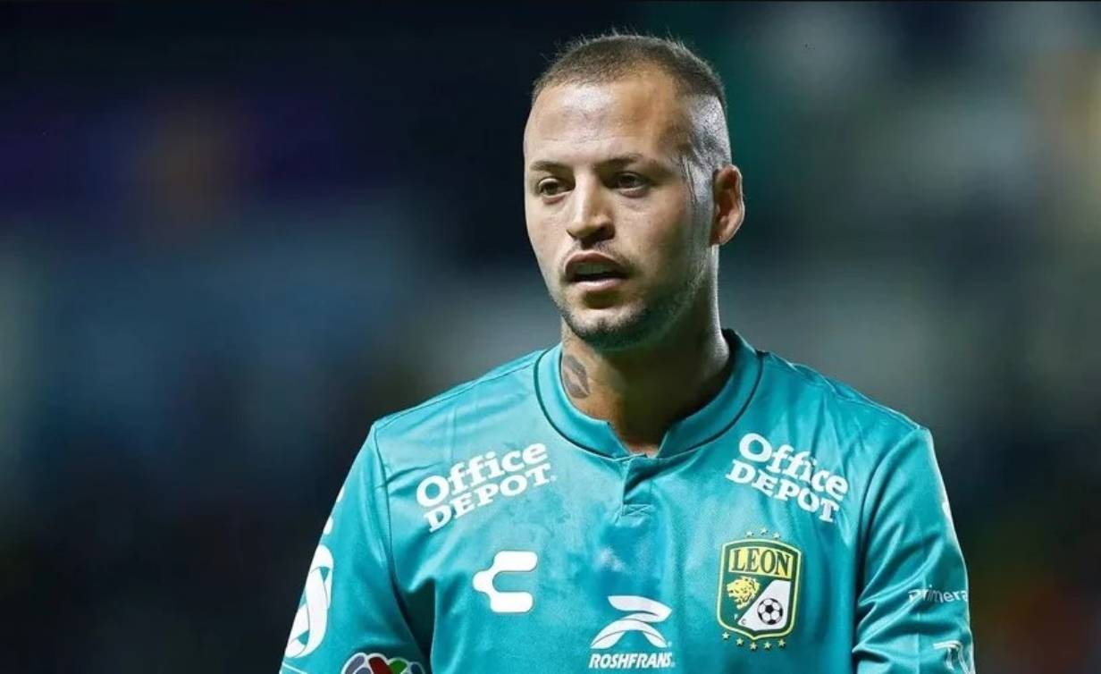 Nico López em campo pelo Léon, do México