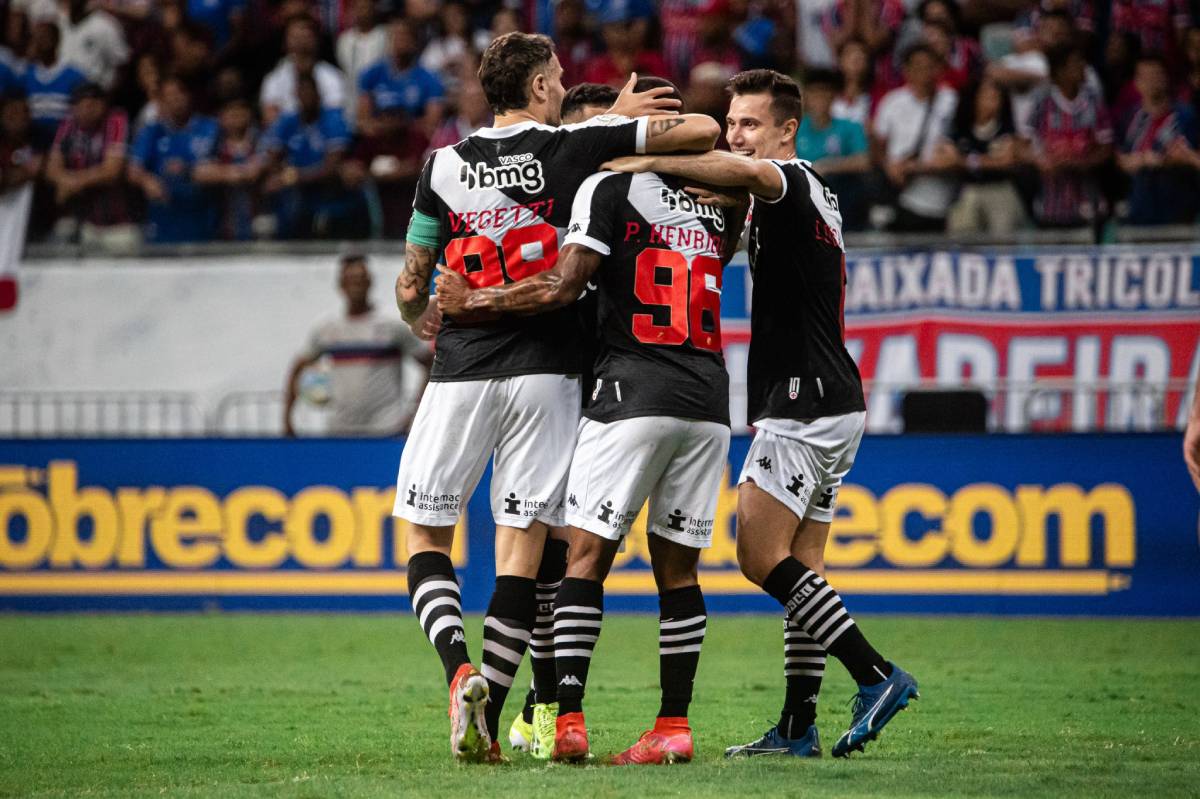 Jogadores do Vasco comemorando gol contra o Bahia