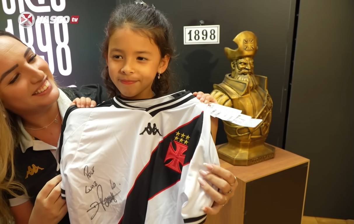 Pequena Luna recebe camisa autografada de Payet