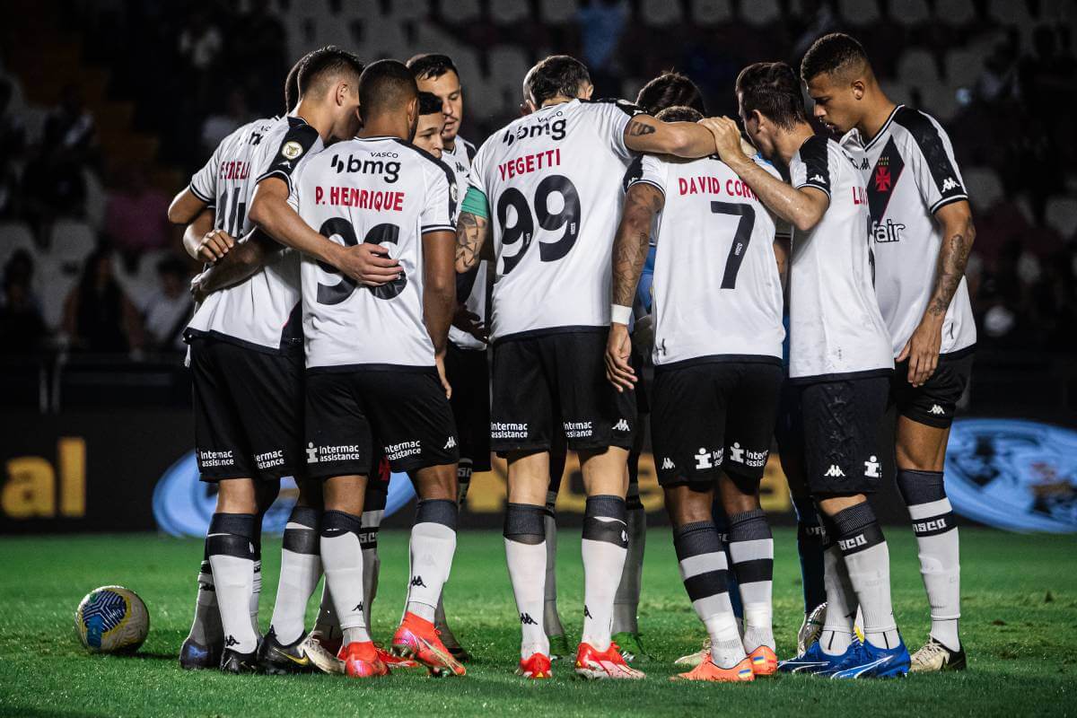 Jogadores do Vasco em jogo contra o São Paulo