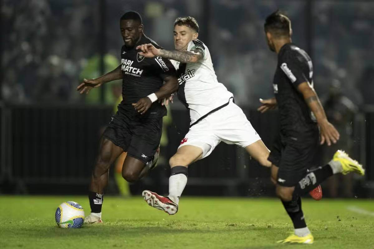 Vegetti em jogo contra o Botafogo