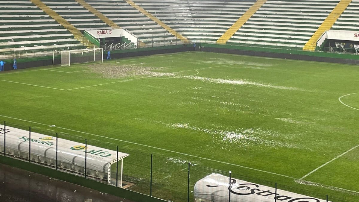 Gramado da Arena Condá durante partida entre Grêmio e Vasco