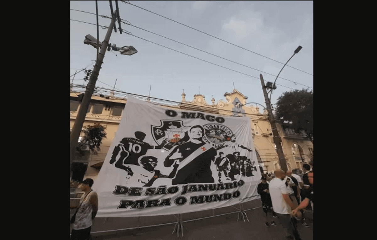 Torcida do Vasco colocou bandeirão em homenagem a Coutinho em frente a uma das entradas de São Januário