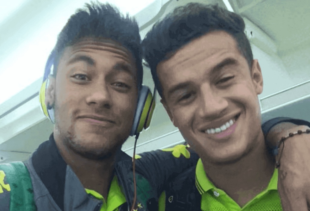 Neymar posa para foto com Philippe Coutinho