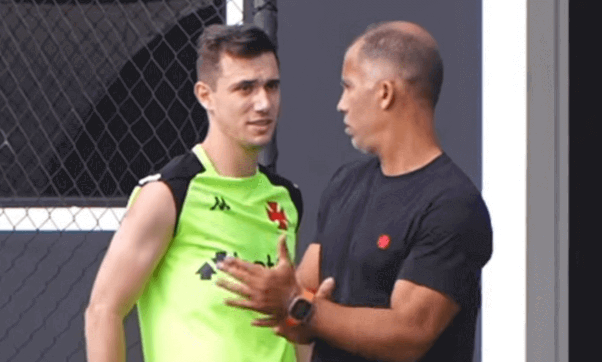 Lucas Piton conversa com Felipe no treino do Vasco