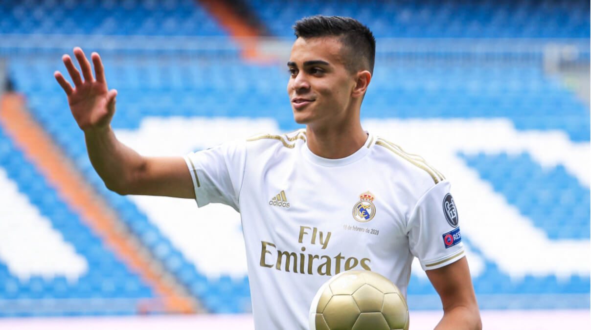 Reinier saúda torcida no gramado do Bernabéu