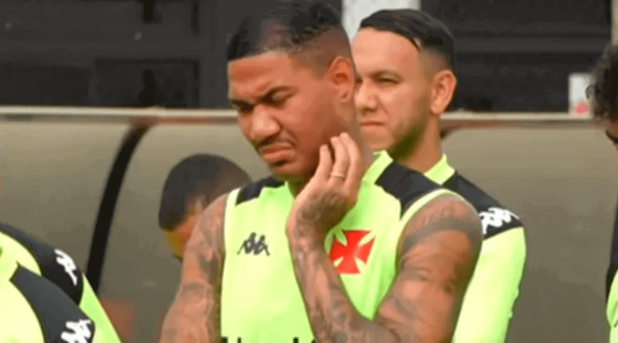 Souza e Zé Gabriel aparecem juntos em treino com elenco.