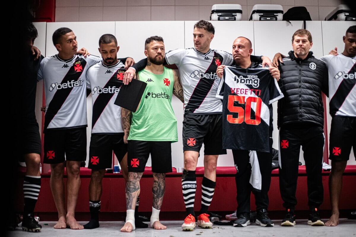 Vegetti recebe camisa comemorativa dos seus 50 jogos pelo Vasco