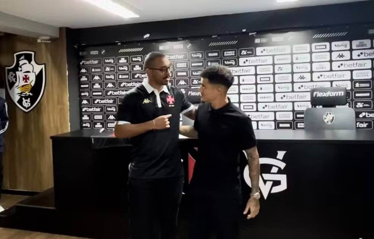 Arad com Coutinho na apresentação à torcida do Vasco