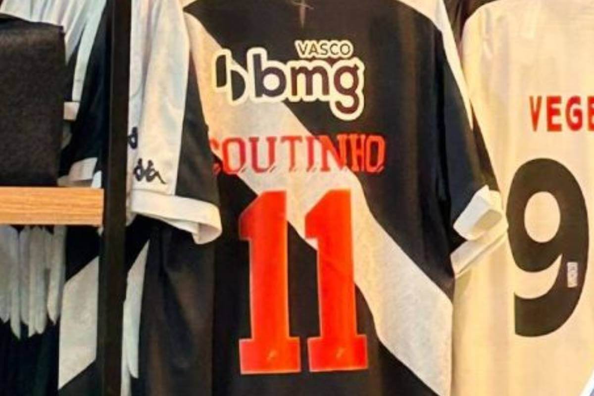 Loja do Vasco coloca camisa de Coutinho à venda