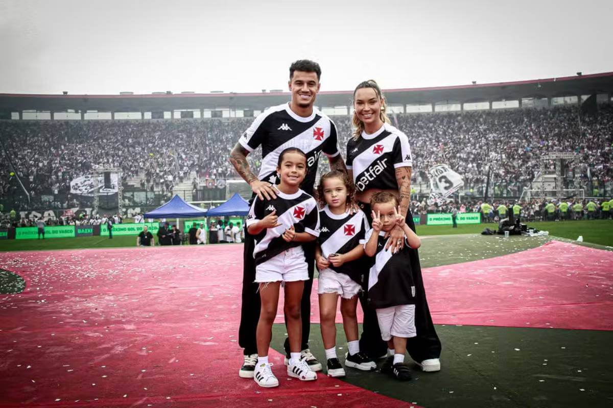 Coutinho e sua família na apresentação em São Januário