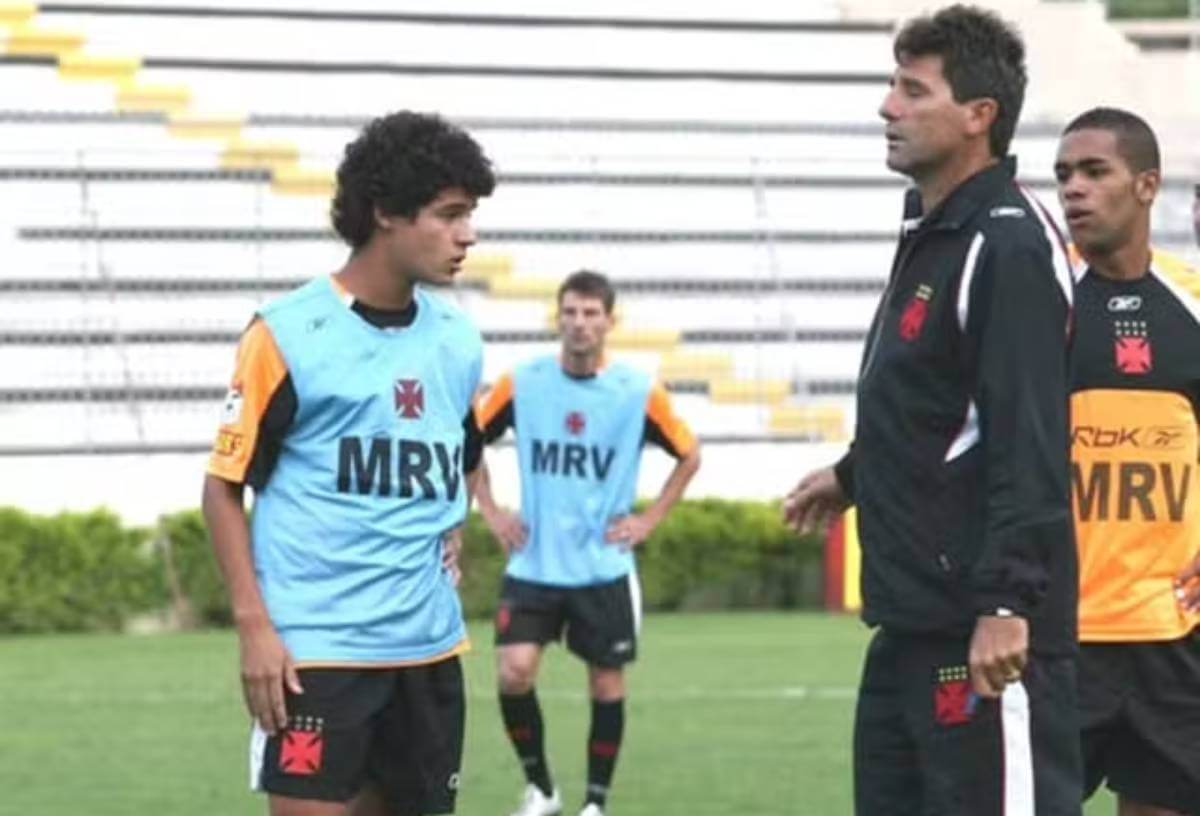 Coutinho em treino com Pedrinho no Vasco