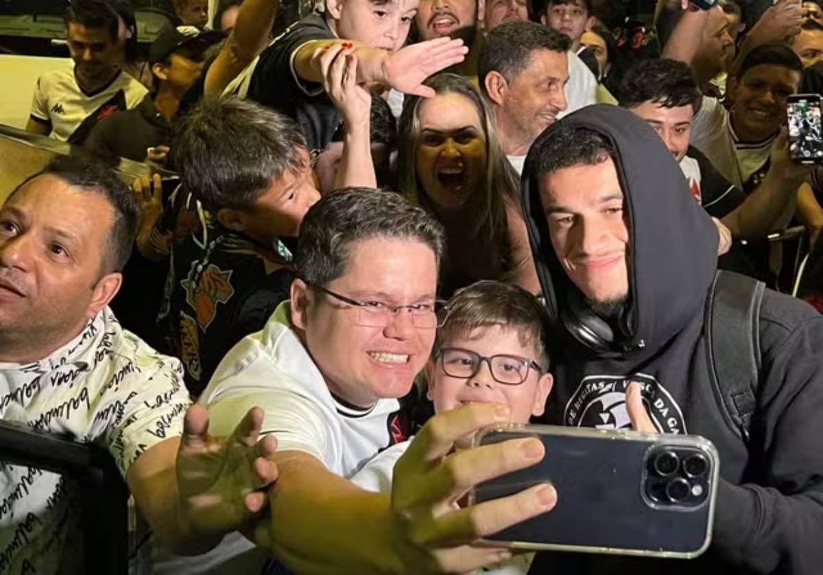 Coutinho tira fotos com vascaínos na chegada a Goiânia