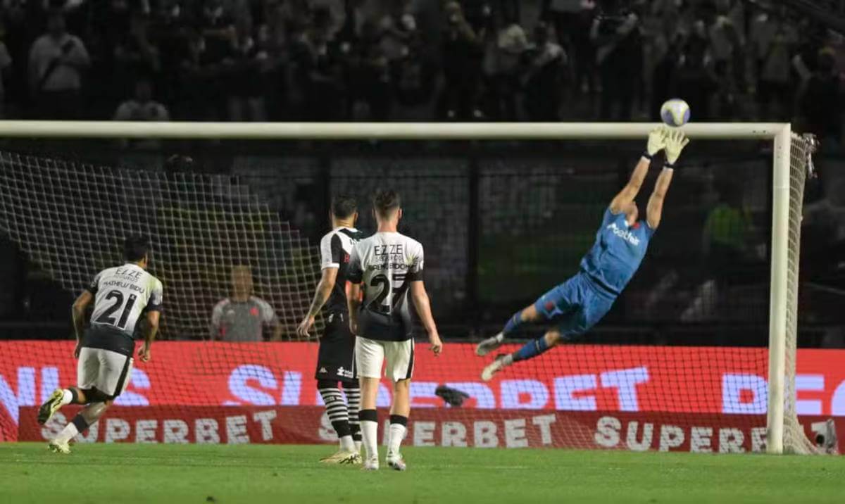 Defesa de Léo Jardim contra o Corinthians